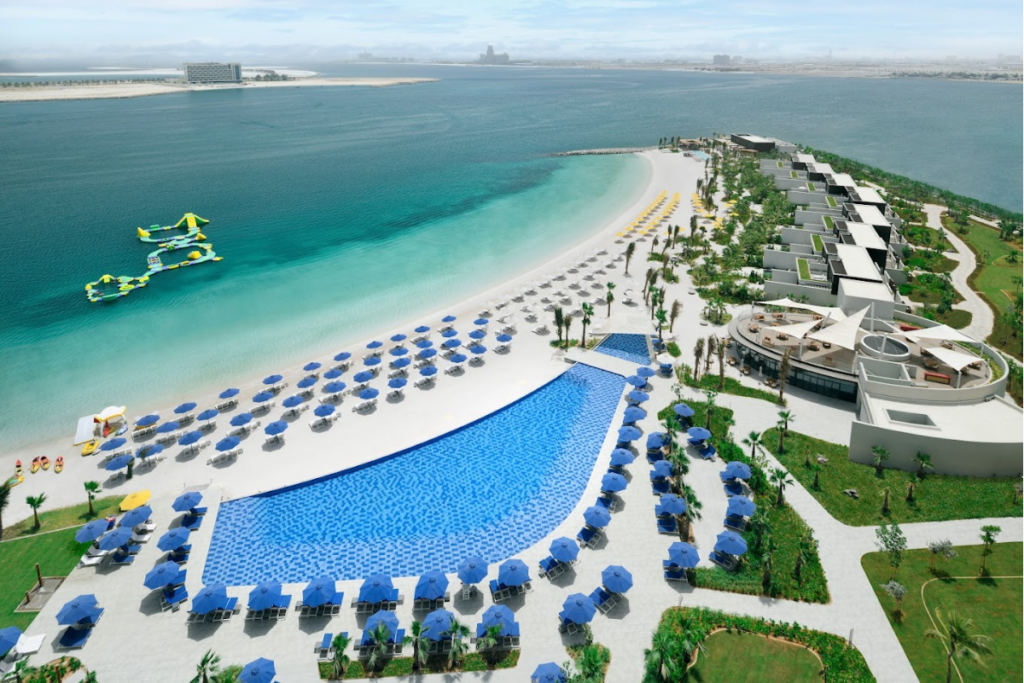 Mövenpick Resort Al Marjan Island pool area